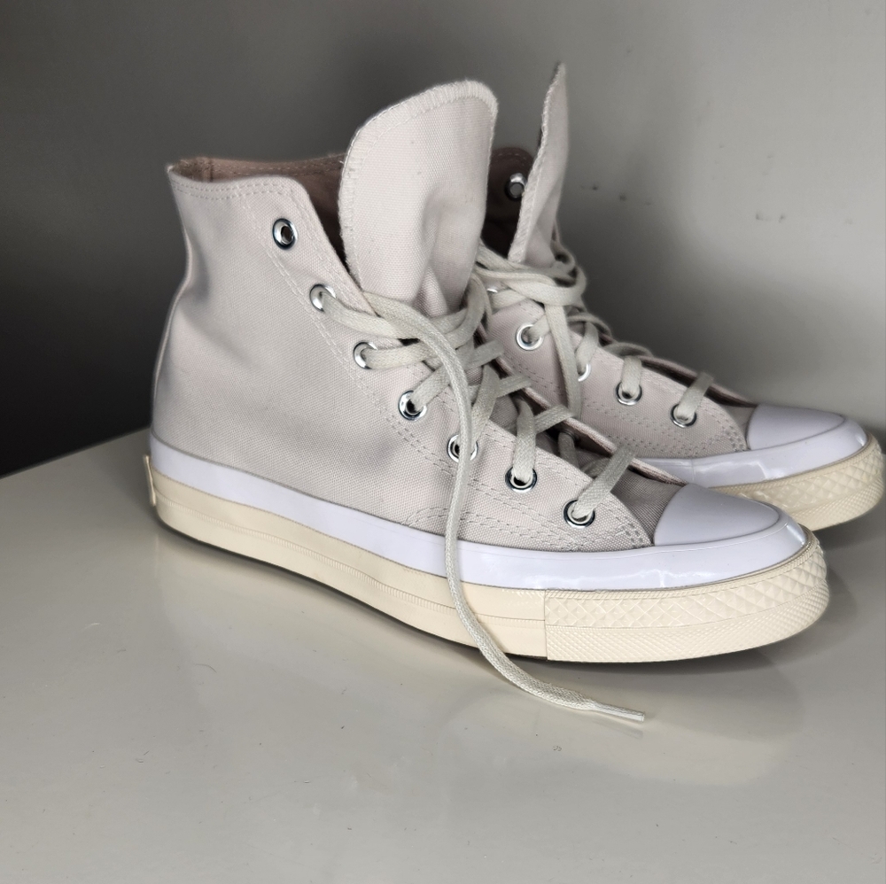 Women's size 8 Converse Chuck Taylor
